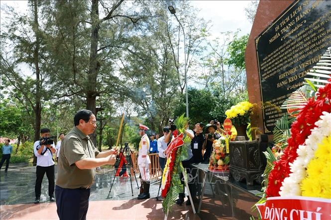 Thủ tướng Phạm Minh Chính dâng hương tri ân các Anh hùng liệt sĩ và thăm cựu tù tại Côn Đảo