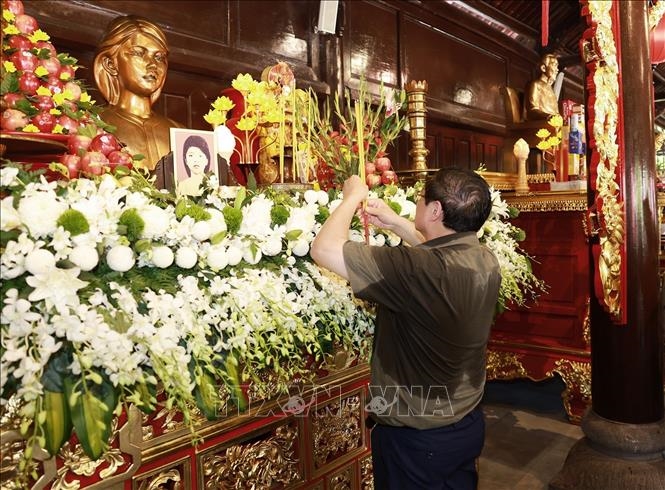Thủ tướng Phạm Minh Chính dâng hương tri ân các Anh hùng liệt sĩ và thăm cựu tù tại Côn Đảo