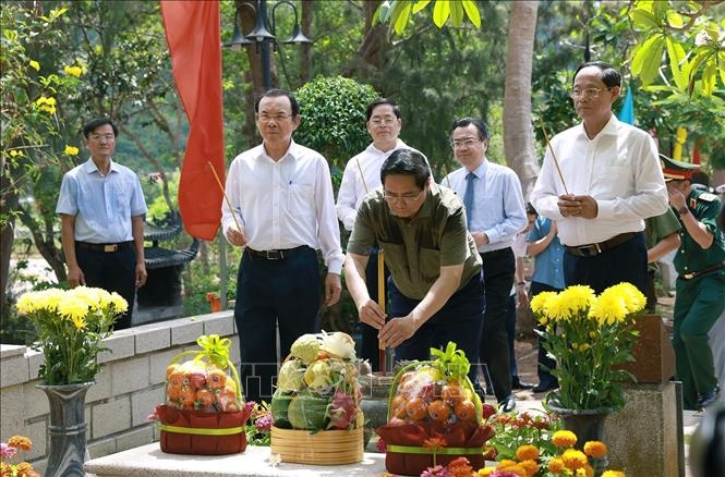Thủ tướng Phạm Minh Chính dâng hương tri ân các Anh hùng liệt sĩ và thăm cựu tù tại Côn Đảo