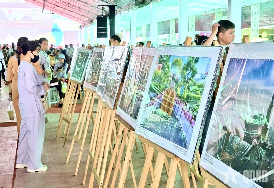 Công chúng, phật tử tham quan triển lãm.