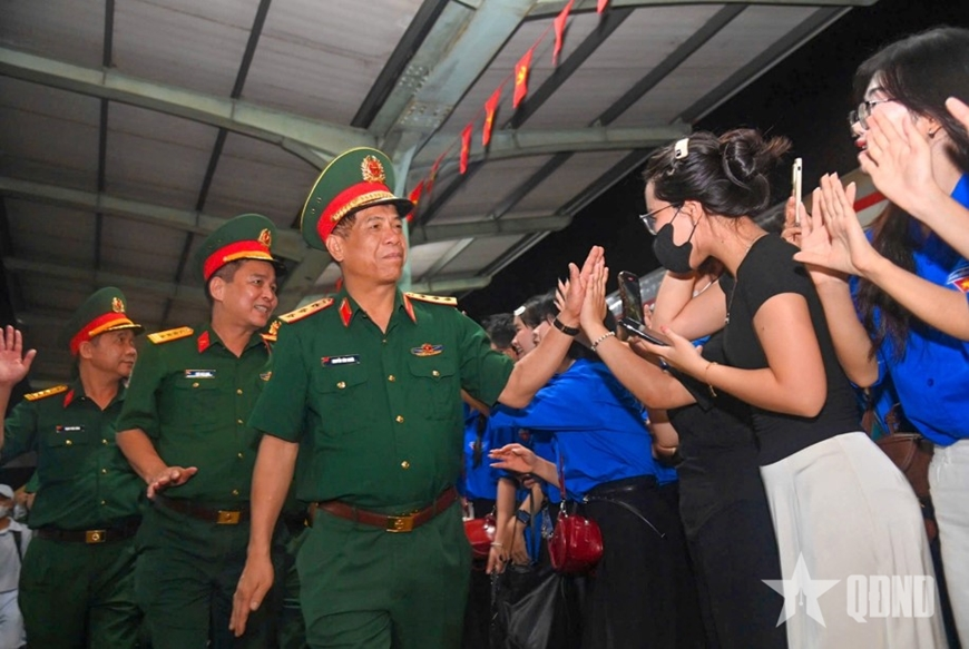 Lưu luyến phút chia tay nhân dân miền Nam