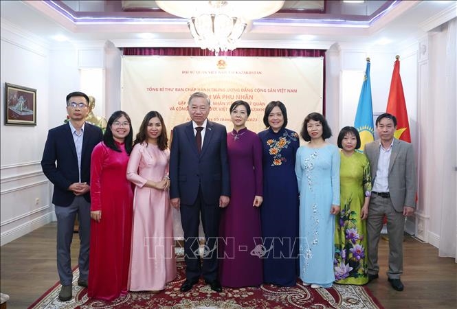 Tổng Bí thư Tô Lâm gặp gỡ cán bộ Đại sứ quán và cộng đồng người Việt Nam tại Kazakhstan