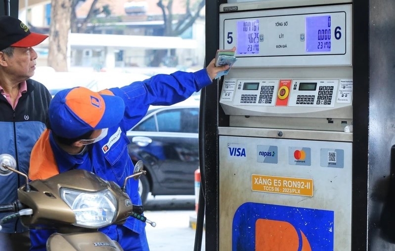 Từ chiều nay (5-5), giá xăng dầu đồng loạt giảm
