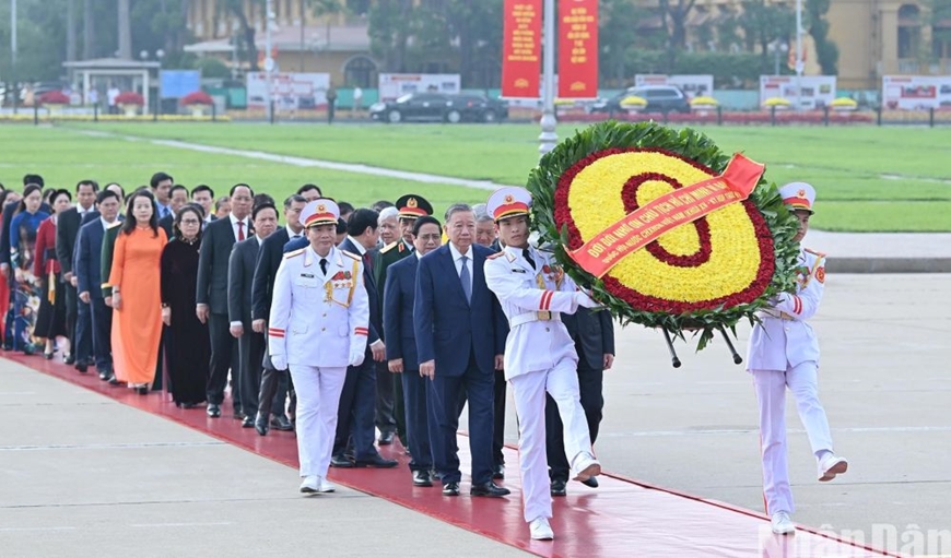 Lãnh đạo Đảng, Nhà nước, đại biểu Quốc hội đặt vòng hoa, vào Lăng viếng Chủ tịch Hồ Chí Minh