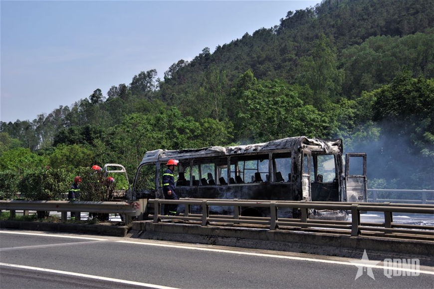 Xe tang bốc cháy trên cao tốc