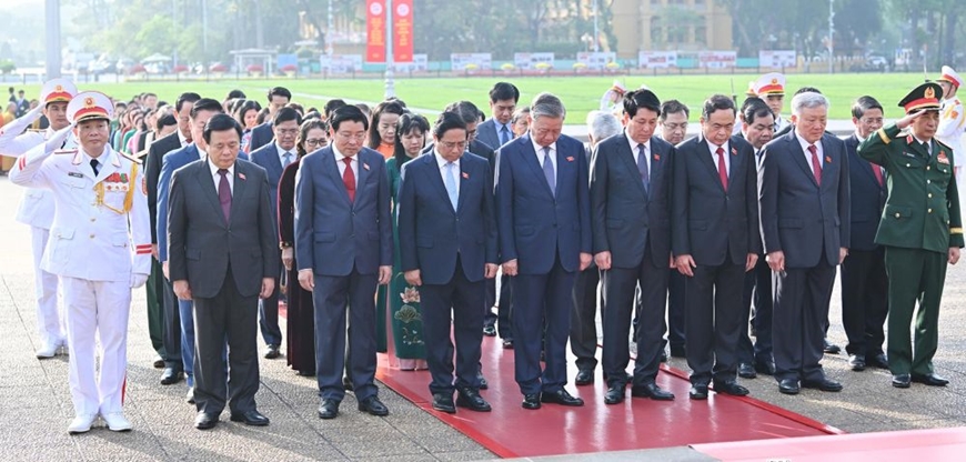 Lãnh đạo Đảng, Nhà nước, đại biểu Quốc hội đặt vòng hoa, vào Lăng viếng Chủ tịch Hồ Chí Minh