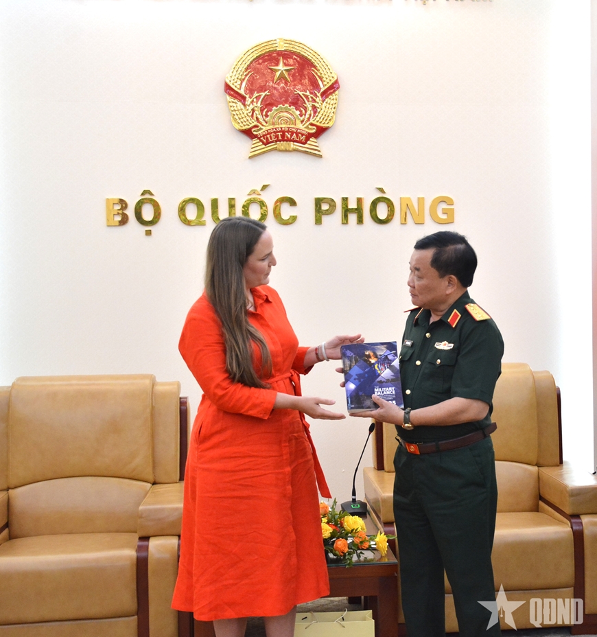 Thượng tướng Hoàng Xuân Chiến tiếp Giám đốc điều hành IISS khu vực châu Á