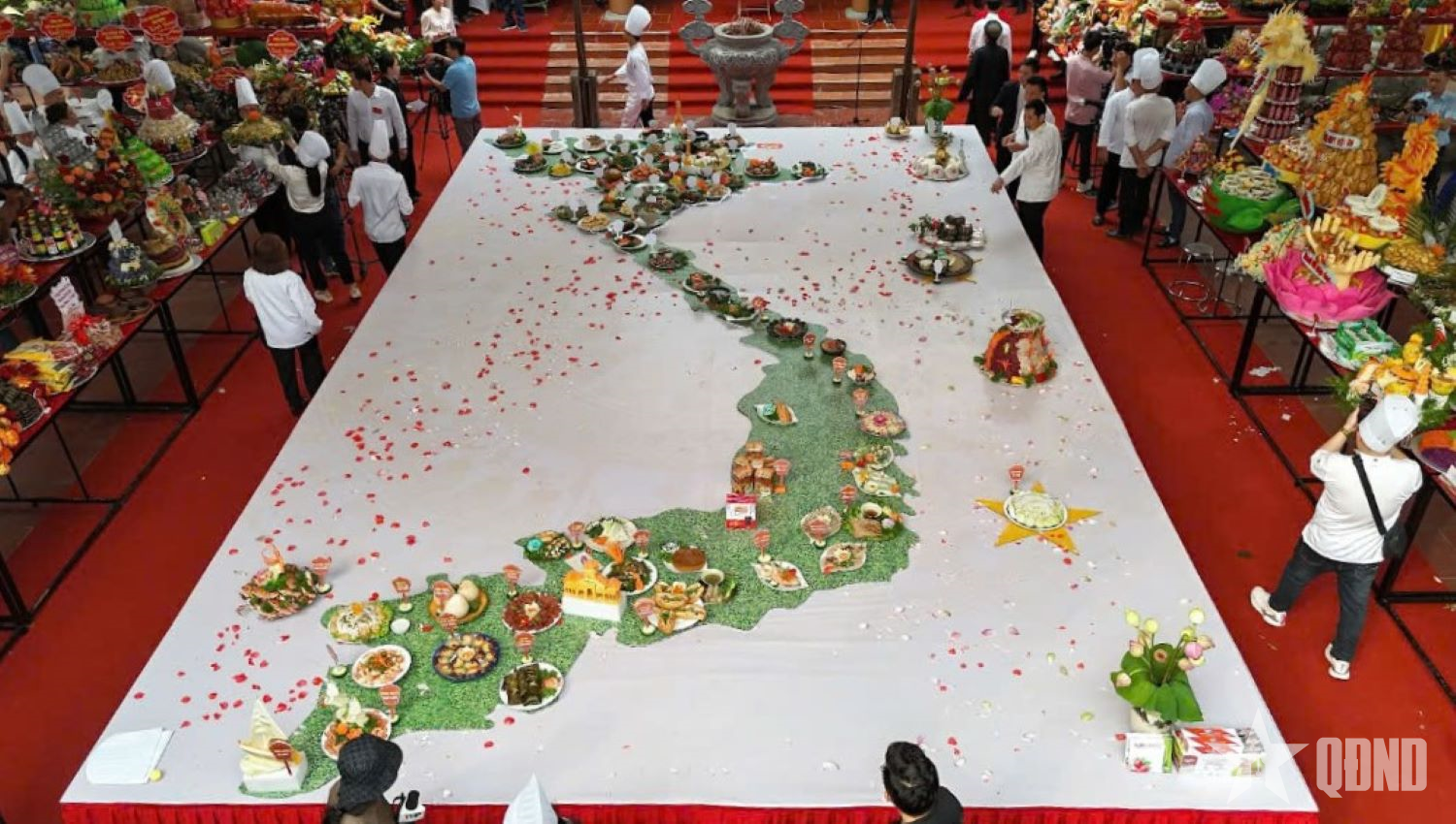 Nghệ nhân ẩm thực 3 miền lập kỷ lục xếp 180 mâm lễ hình bản đồ Việt Nam