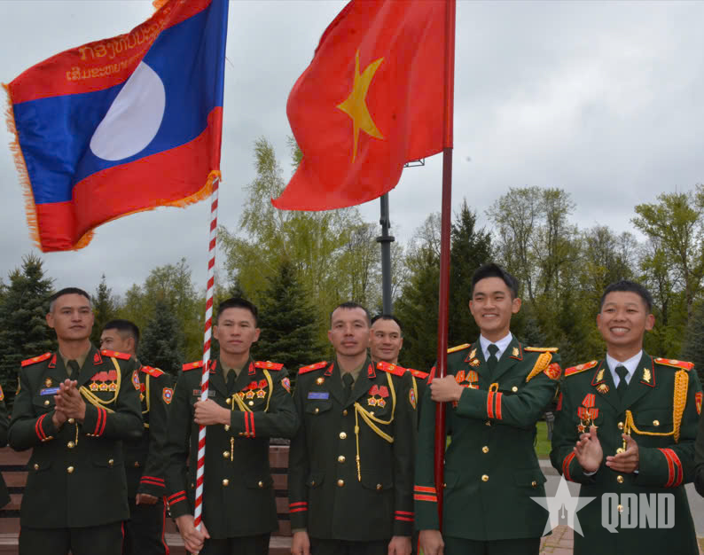 Đoàn Quân đội nhân dân Việt Nam giao lưu với đoàn Lào và Trung Quốc