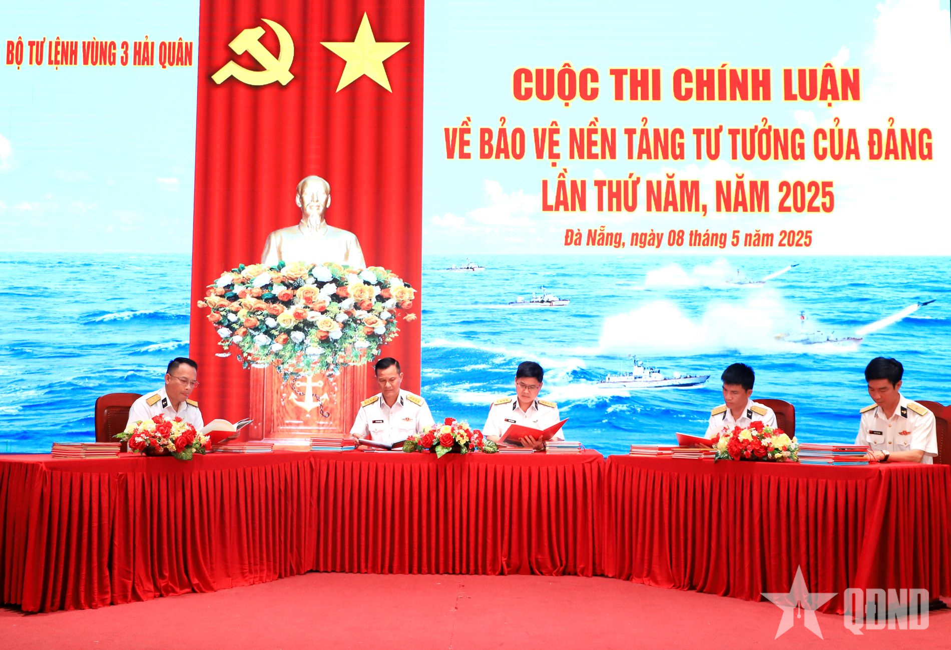 Vùng 3 Hải quân chấm bài dự thi chính luận về bảo vệ nền tảng tư tưởng của Đảng 