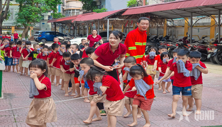 Thực hành kỹ năng thoát hiểm khi gặp hỏa hoạn cho trẻ em mầm non