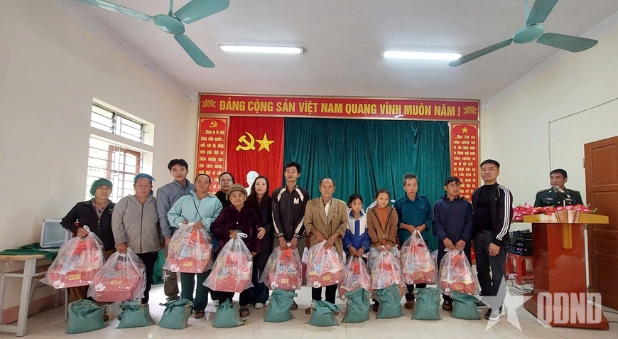 Mang yêu thương đến với đồng bào biên giới