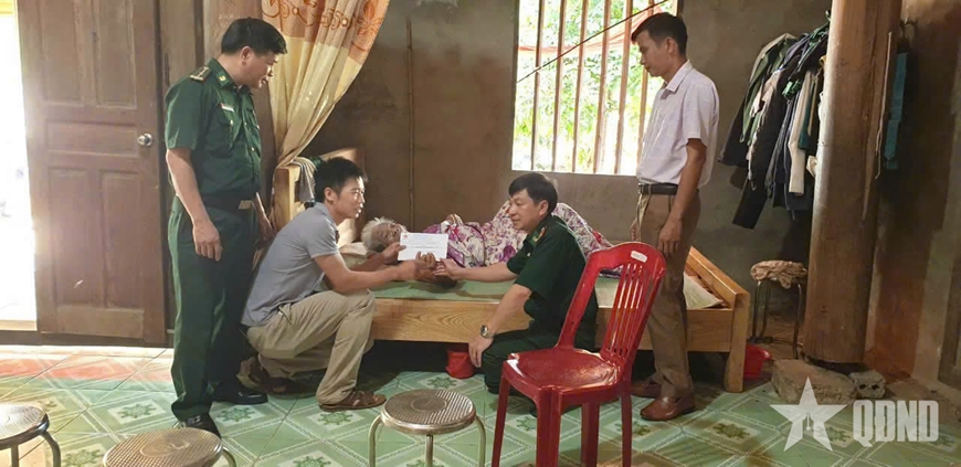 Mang yêu thương đến với đồng bào biên giới