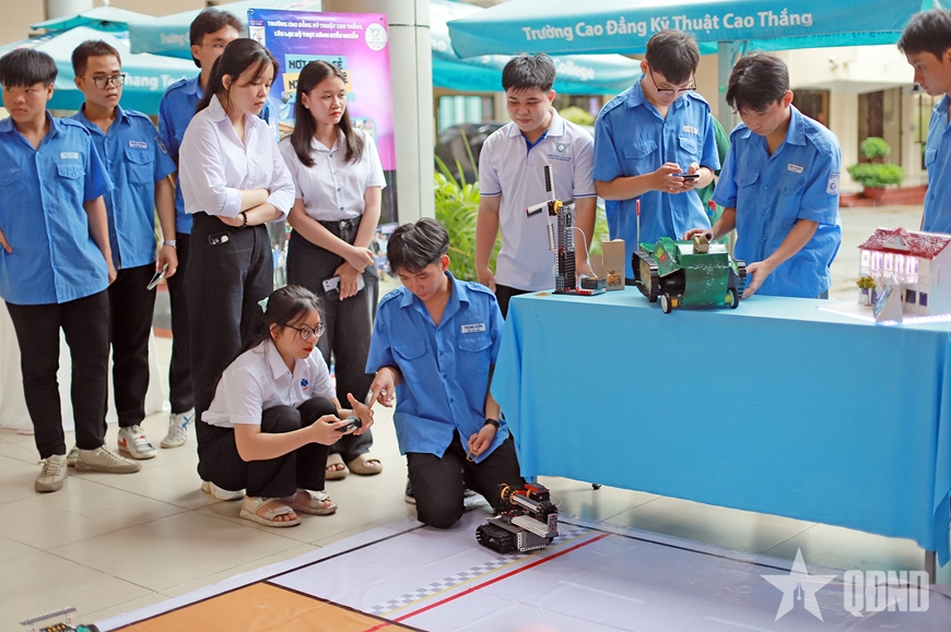 Tạo môi trường để nữ sinh tham gia tích cực giáo dục STEM