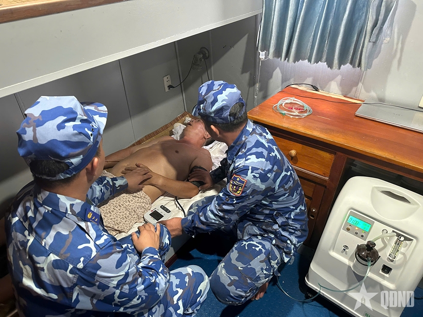 Bộ tư lệnh Vùng Cảnh sát biển 4 cấp cứu quân nhân trên đảo Thổ Chu