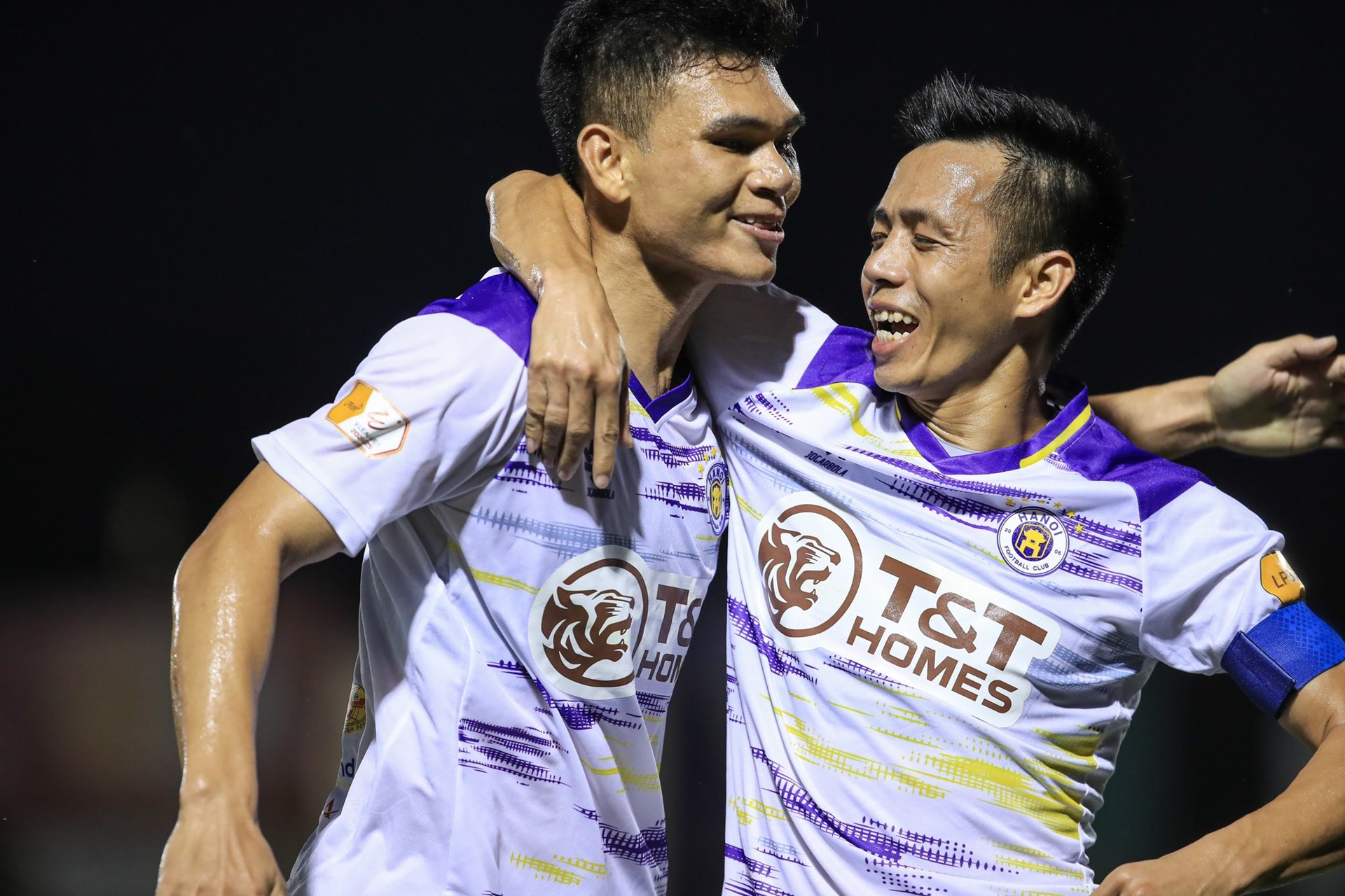 Hậu vệ ĐTVN nhận "mưa gạch đá" vì ghi bàn vào lưới CLB cũ 3 Hà Nội FC áp sát ngôi đầu V-League 2024-2025