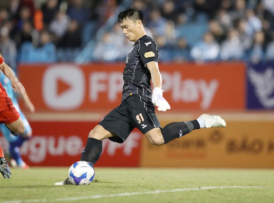 Thủ thành Bùi Tiến Dũng nói gì sau khi ghi bàn thắng “cực hiếm” ở V-League?