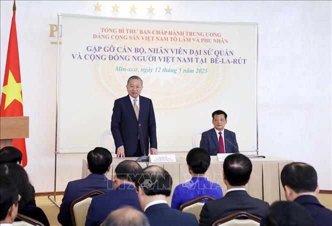 Tổng Bí thư Tô Lâm gặp gỡ cán bộ Đại sứ quán và đại diện cộng đồng người Việt Nam tại Belarus
