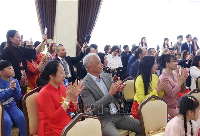 Tổng Bí thư Tô Lâm gặp gỡ cán bộ Đại sứ quán và đại diện cộng đồng người Việt Nam tại Belarus