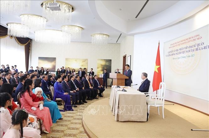 Tổng Bí thư Tô Lâm gặp gỡ cán bộ Đại sứ quán và đại diện cộng đồng người Việt Nam tại Belarus