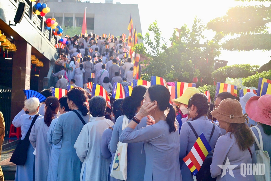 TP Hồ Chí Minh: Người dân, phật tử hân hoan đón mừng Đại lễ Phật đản