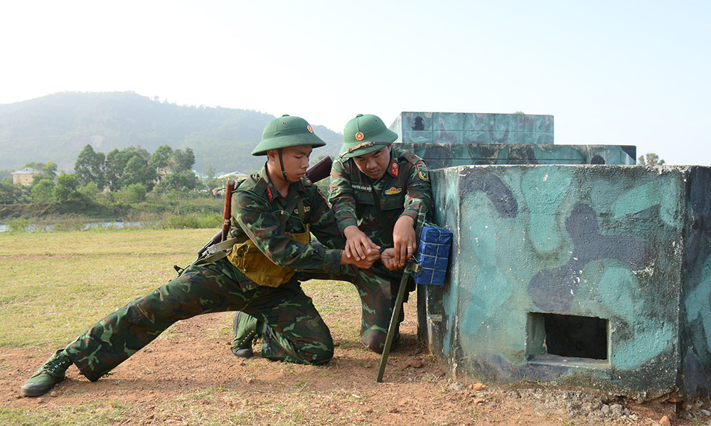Gắn bó với bộ đội bằng tình thương và trách nhiệm