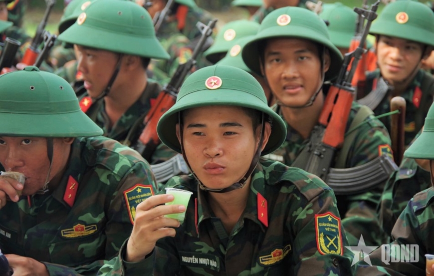 Thiết thực hoạt động “Bát nước thao trường”