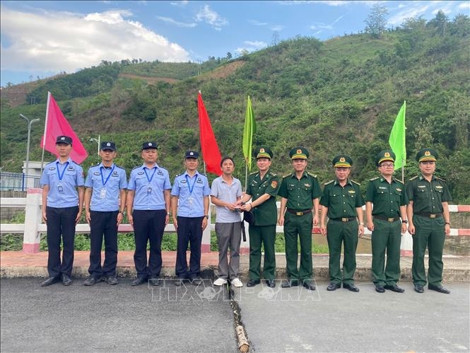 Bộ đội Biên phòng bàn giao đồ vật bị đánh rơi cho du khách Trung Quốc