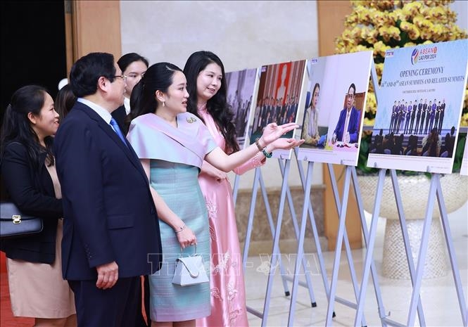 Thủ tướng Phạm Minh Chính và Thủ tướng Thái Lan thưởng lãm các sản phẩm thủ công Việt Nam