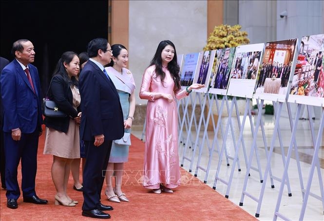 Thủ tướng Phạm Minh Chính và Thủ tướng Thái Lan thưởng lãm các sản phẩm thủ công Việt Nam