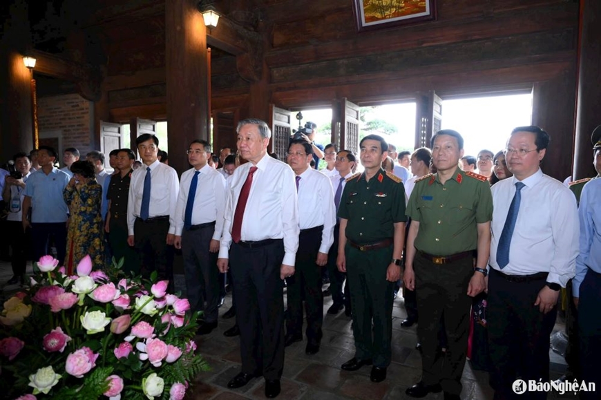 Tổng Bí thư Tô Lâm dâng hương tưởng nhớ Chủ tịch Hồ Chí Minh tại Nghệ An