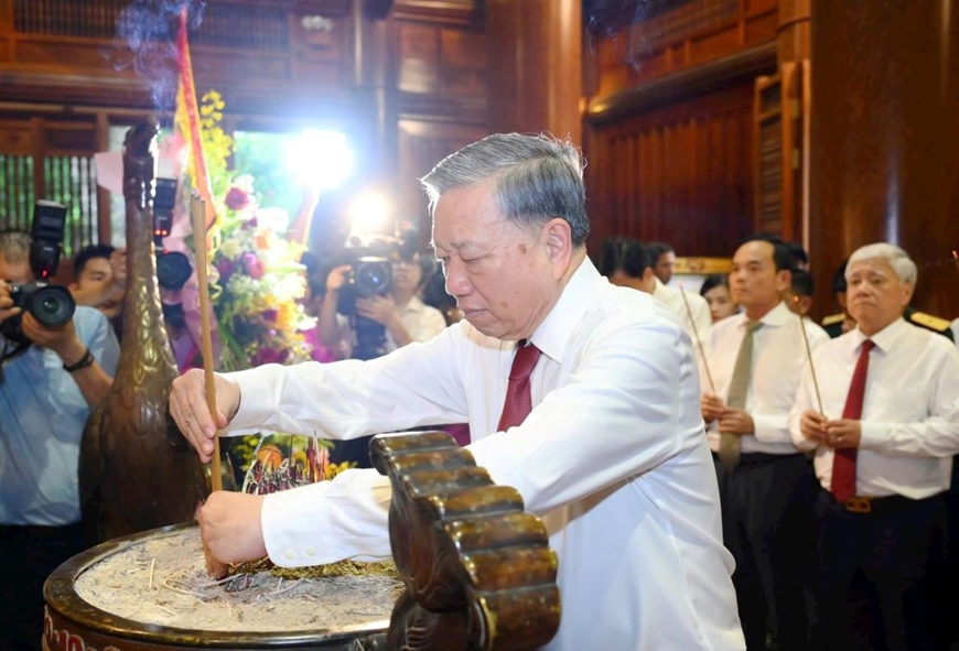 Tổng Bí thư Tô Lâm dâng hương tưởng nhớ Chủ tịch Hồ Chí Minh tại Nghệ An