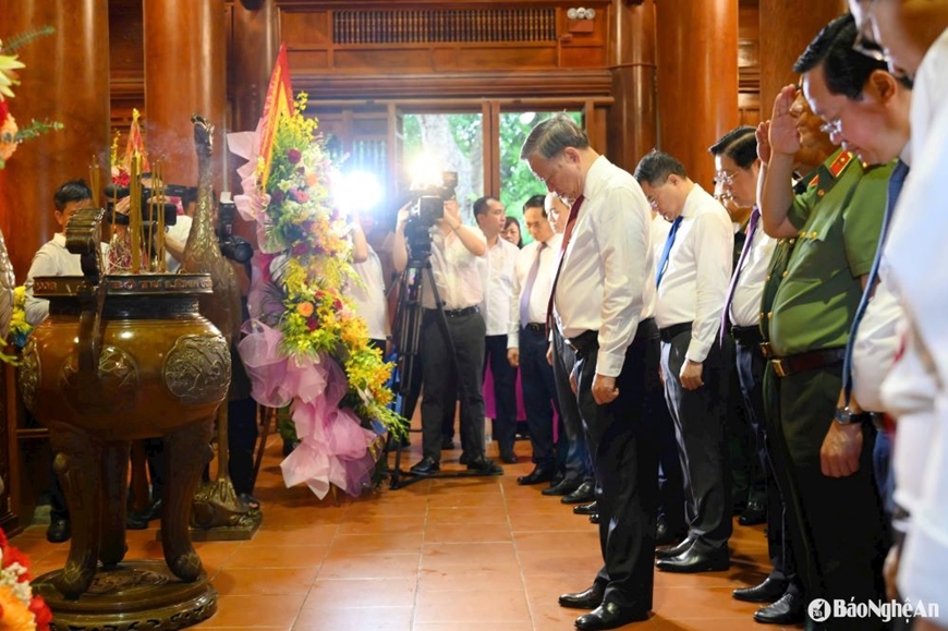 Tổng Bí thư Tô Lâm dâng hương tưởng nhớ Chủ tịch Hồ Chí Minh tại Nghệ An
