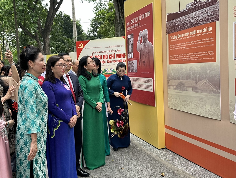 Trưng bày gần 300 hình ảnh tư liệu, tài liệu “Chủ tịch Hồ Chí Minh - Tinh hoa dân tộc, Tầm vóc thời đại” Trưng bày gần 300 hình ảnh tư liệu, tài liệu “Chủ tịch Hồ Chí Minh - Tinh hoa dân tộc, Tầm vóc thời đại”