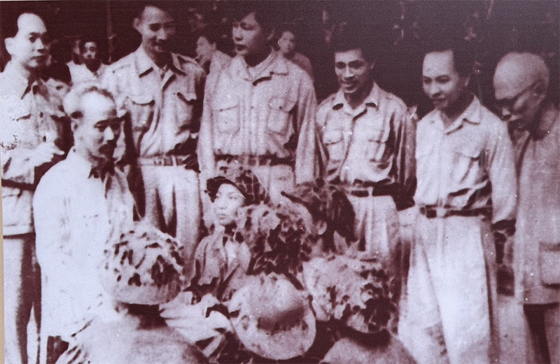 Trưng bày gần 300 hình ảnh tư liệu, tài liệu “Chủ tịch Hồ Chí Minh - Tinh hoa dân tộc, Tầm vóc thời đại” Trưng bày gần 300 hình ảnh tư liệu, tài liệu “Chủ tịch Hồ Chí Minh - Tinh hoa dân tộc, Tầm vóc thời đại”