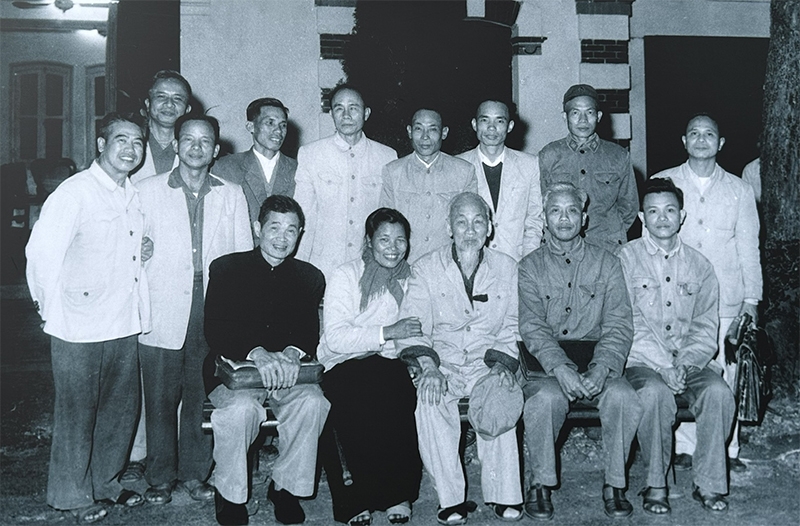 Trưng bày gần 300 hình ảnh tư liệu, tài liệu “Chủ tịch Hồ Chí Minh - Tinh hoa dân tộc, Tầm vóc thời đại”