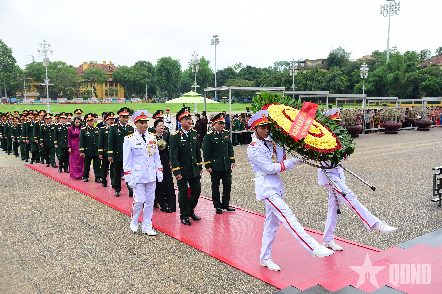 Lòng sáng hơn khi đến bên Người