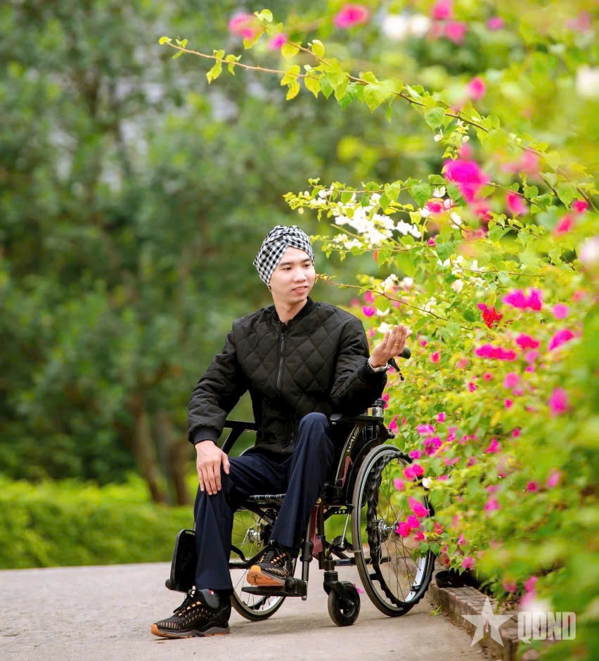 Thầy giáo nghị lực trên “đôi chân tròn”