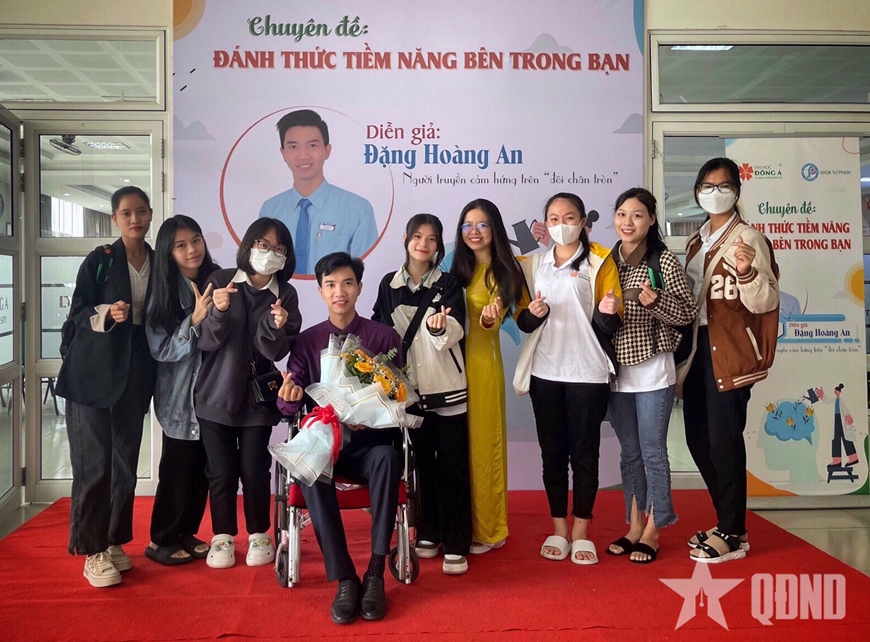 Thầy giáo nghị lực trên “đôi chân tròn”
