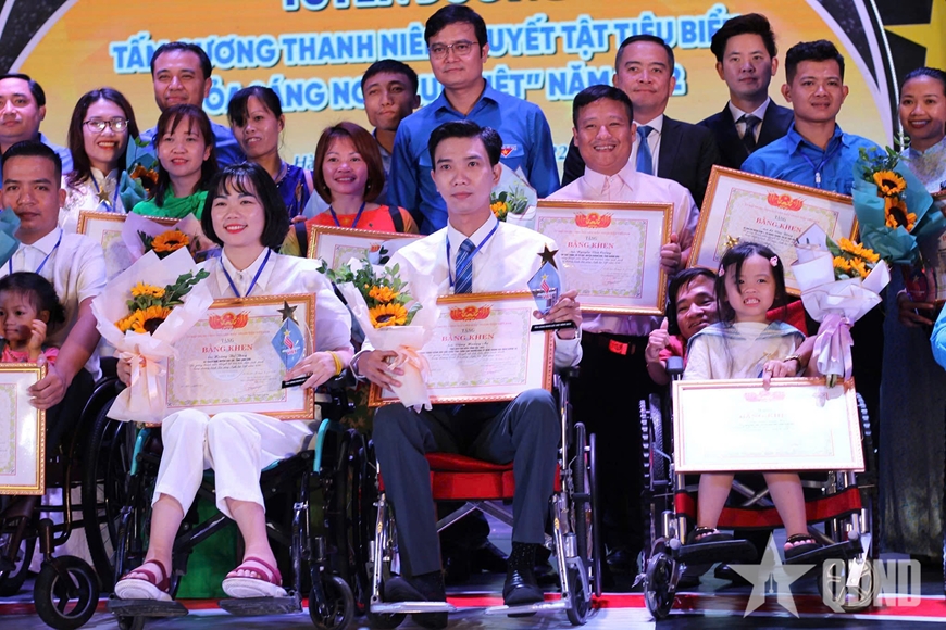 Thầy giáo nghị lực trên “đôi chân tròn”