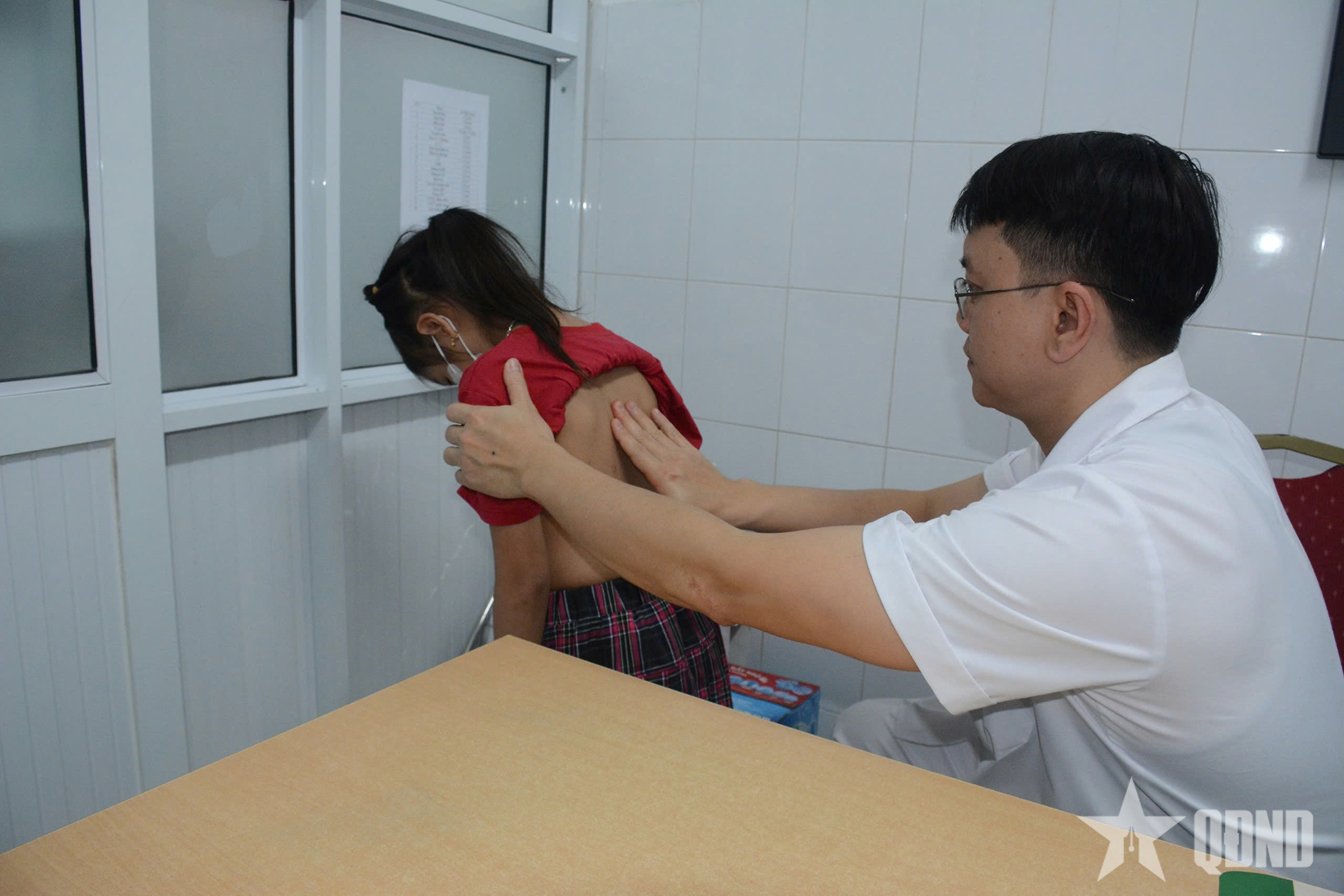 Bệnh viện Trung ương Quân đội 108 tổ chức khám sàng lọc miễn phí bệnh lý về cột sống cho trẻ em