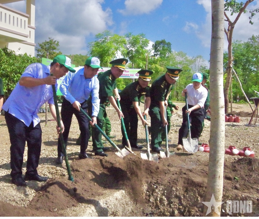 Bộ đội Biên phòng Đắk Lắk phối hợp trồng hơn 5.000 cây xanh