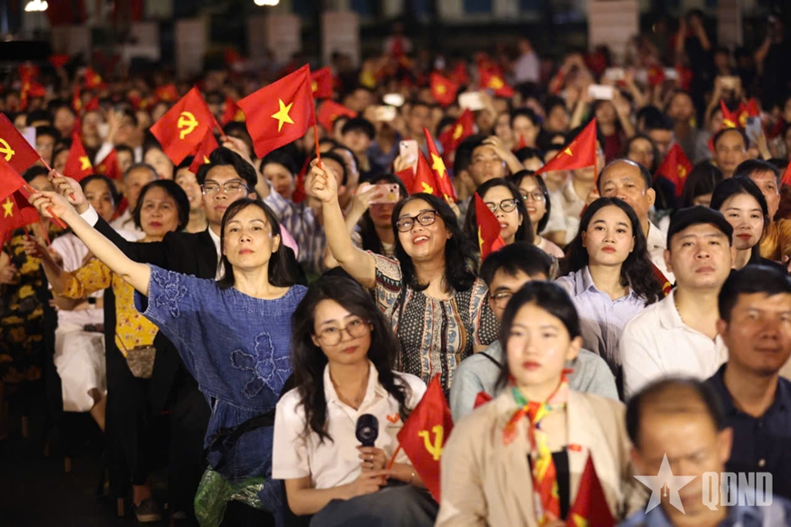 Lãnh đạo Đảng, Nhà nước dự chương trình nghệ thuật đặc biệt “Người là Hồ Chí Minh”
