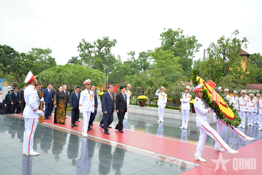 Lãnh đạo Đảng, Nhà nước, Quân đội vào Lăng viếng Chủ tịch Hồ Chí Minh