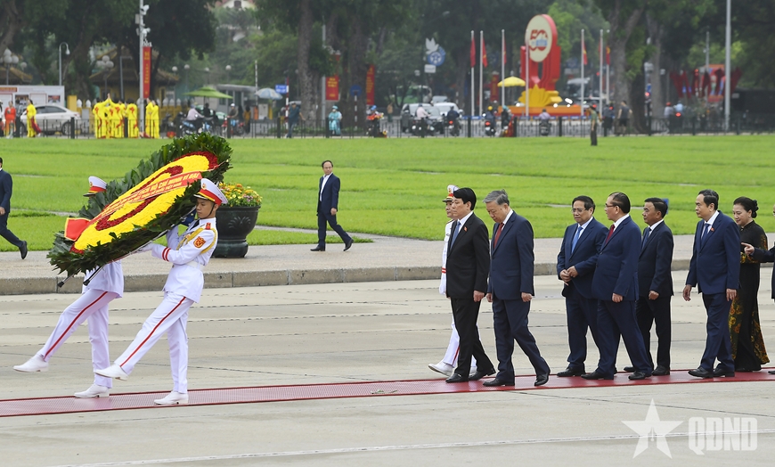 Lãnh đạo Đảng, Nhà nước, Quân đội vào Lăng viếng Chủ tịch Hồ Chí Minh