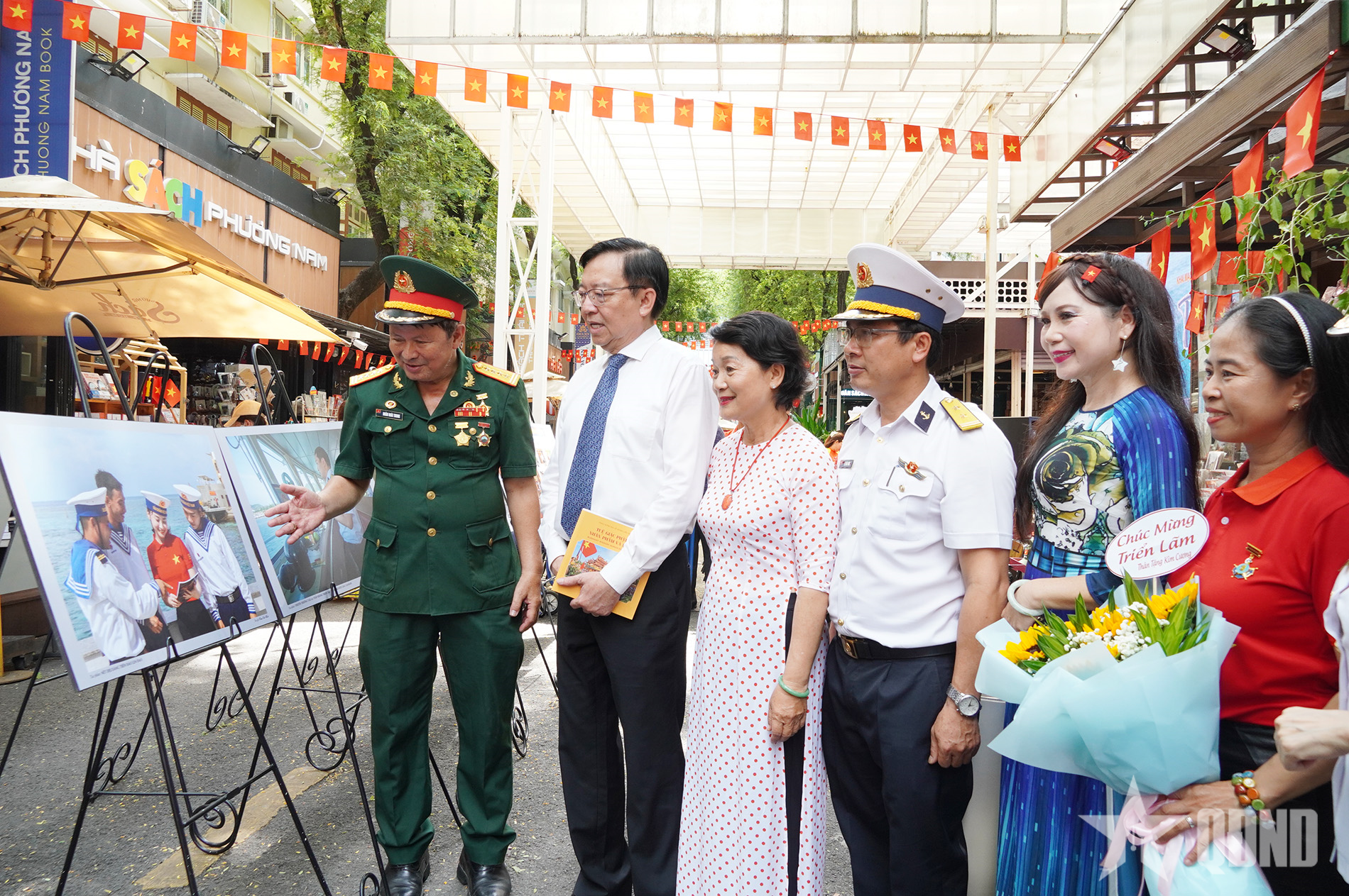 TP Hồ Chí Minh: Triển lãm ảnh thời sự, nghệ thuật “Trường Sa nhớ ơn Bác”