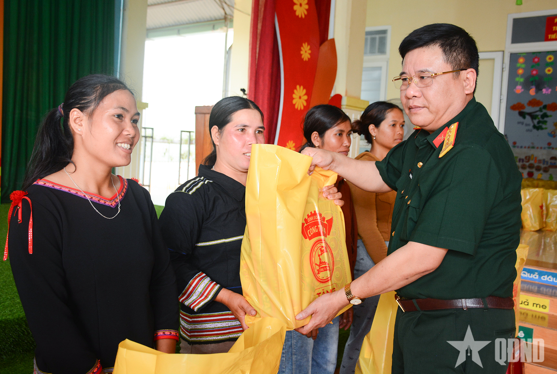 Công ty 74 (Binh đoàn 15) trao 1.460 suất quà tặng công nhân, người lao động​