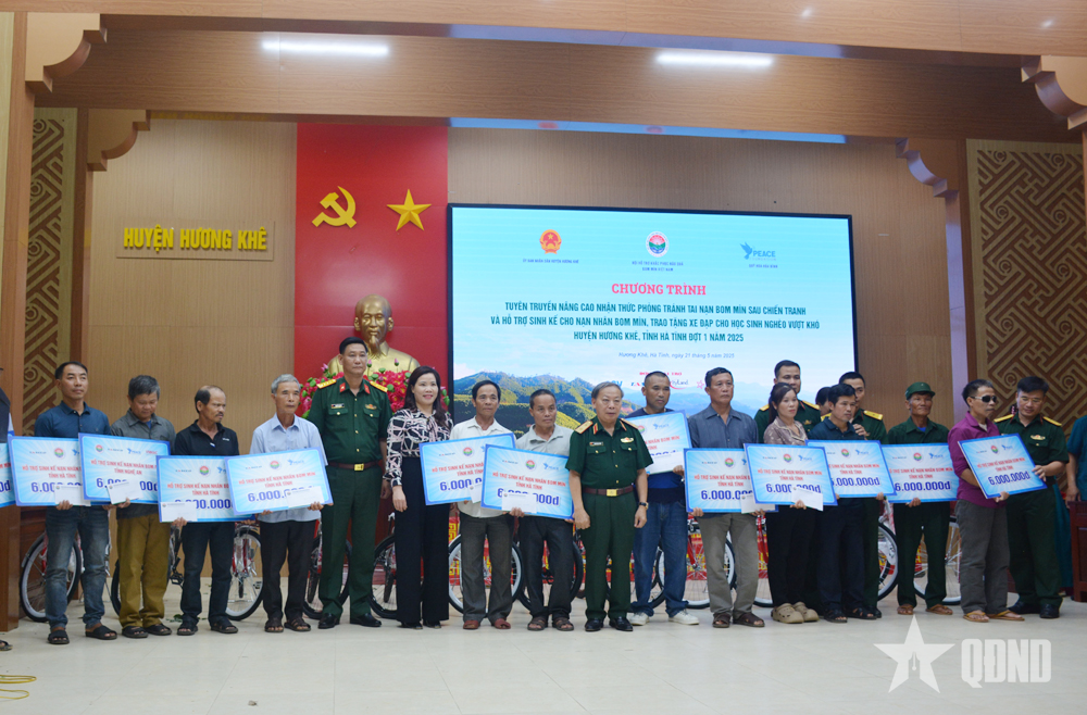 Trao quà hỗ trợ nạn nhân bom mìn tại huyện Hương Khê, tỉnh Hà Tĩnh