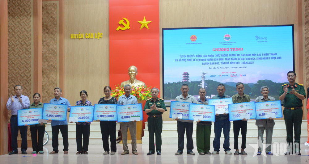 Trao 140 triệu đồng hỗ trợ nạn nhân bom mìn và học sinh nghèo ở huyện Can Lộc (Hà Tĩnh)