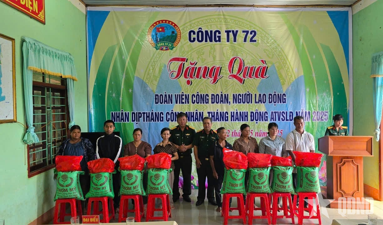 Công ty 72 (Binh đoàn 15) tặng quà cho công nhân, người lao động có hoàn cảnh khó khăn